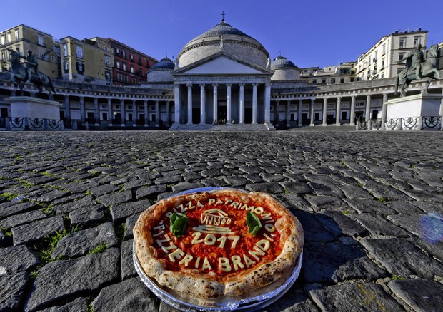 Una pizza della Antica Pizzeria Brandi in piazza del Plebiscito per festeggiare © ANSA